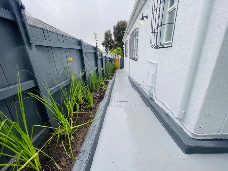 2 Bedroom Property for Sale in Vredehoek Western Cape